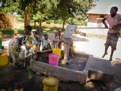 Use of wells (Tanzania ©Florian Reinhard) 