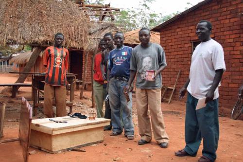 Construction de ruches à Kitanda